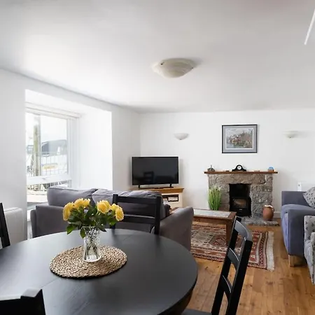 Charming 3 Bedroom Harbour With Parking Holiday home