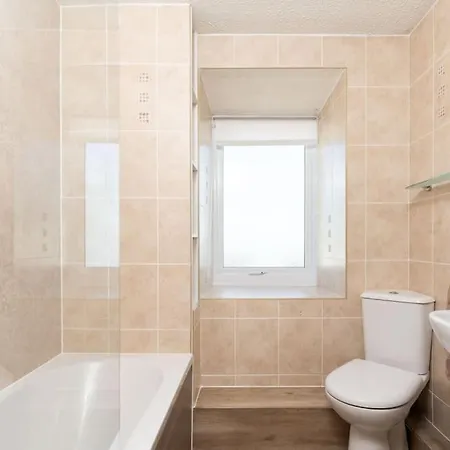 Charming 3 Bedroom Harbour With Parking *