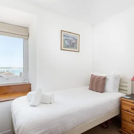 Charming 3 Bedroom Harbour With Parking Holiday home