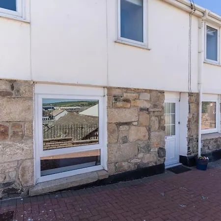 Holiday home Charming 3 Bedroom Harbour With Parking *