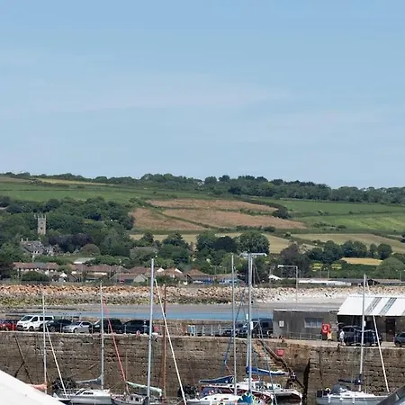 Holiday home Charming 3 Bedroom Harbour With Parking *